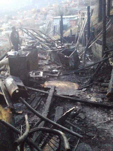 Lo sorprendió el fuego mientras dormía, logró salir a tiempo