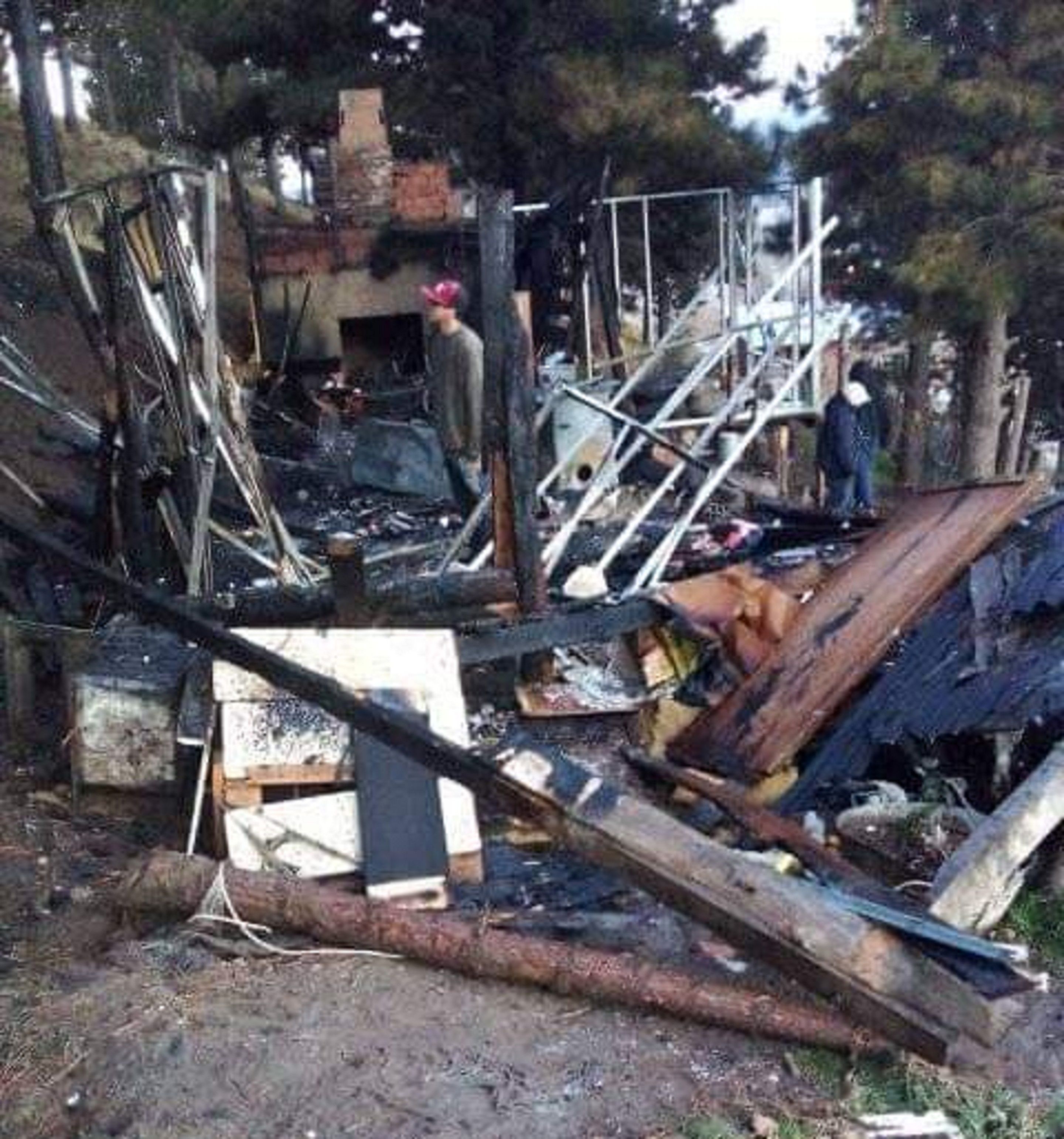 Lo sorprendió el fuego mientras dormía, logró salir a tiempo