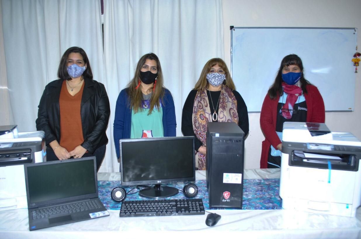 El Municipio de Esquel entregó equipamiento tecnológico a Jardines Municipales (Municipalidad de Esquel)