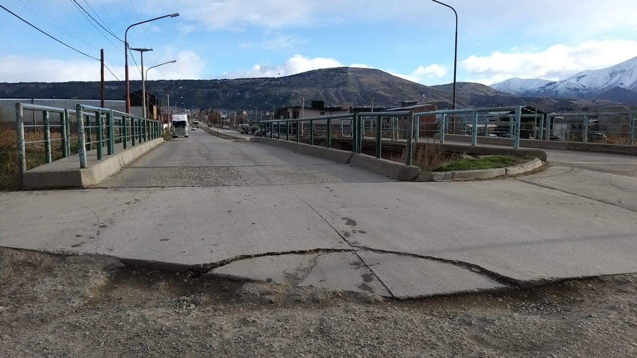 Atención: Si vas al barrio Badén no dejes parte del auto en el puente (EQS Notas)