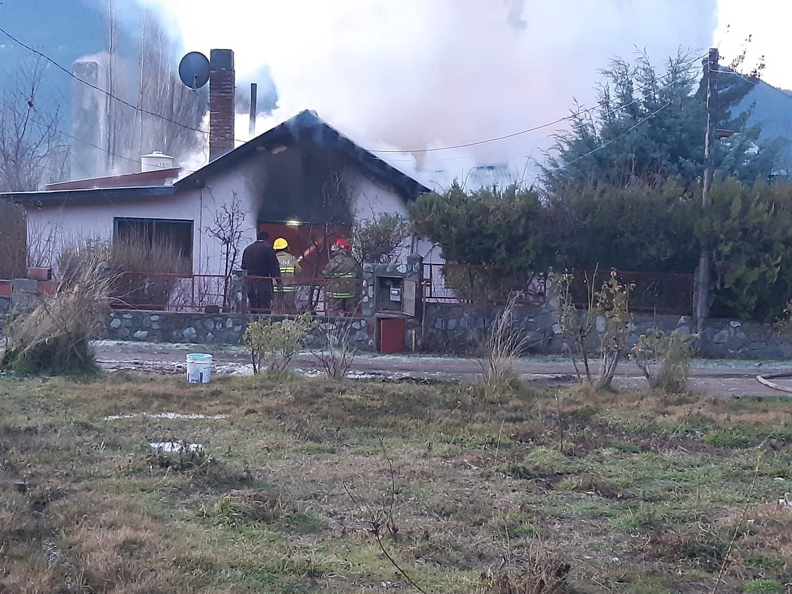 Sofocan incendio en una vivienda de Epuyén