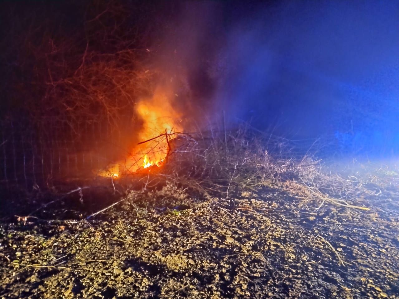 Incendio en Loteo Luque, costa del Arroyo Esquel