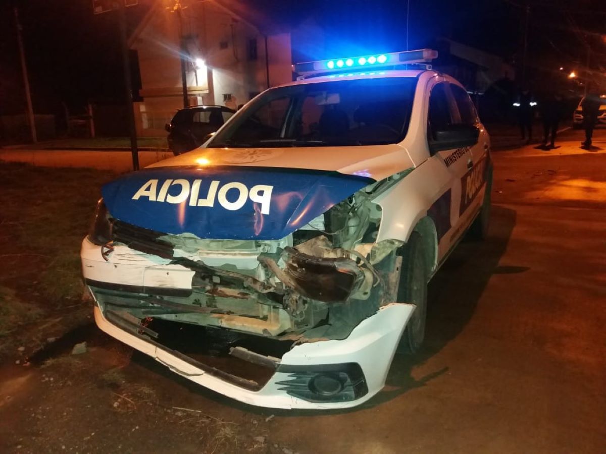 Choque entre un móvil policial y un auto