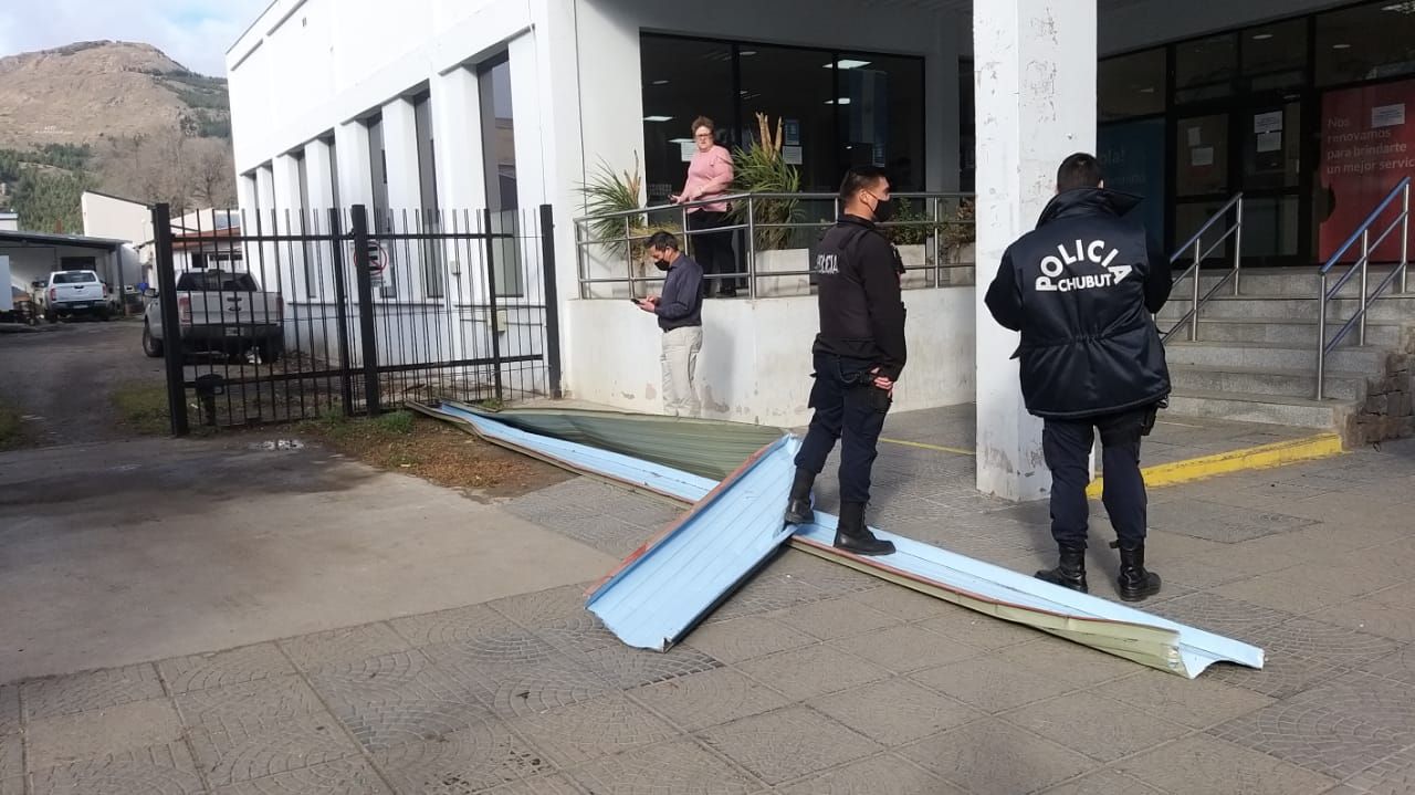 Fuertes ráfagas de viento: Se voló parte del techo del Banco Chubut