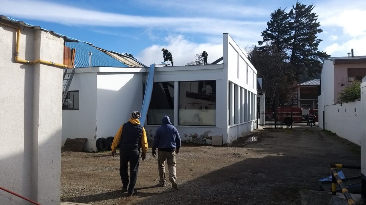 Las fuertes ráfagas de viento arrancaron parte del techo del Banco Chubut