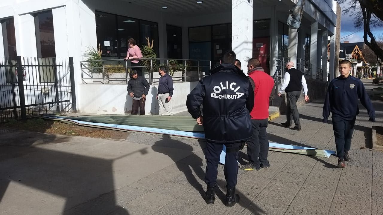 Las fuertes ráfagas de viento arrancaron parte del techo del Banco Chubut