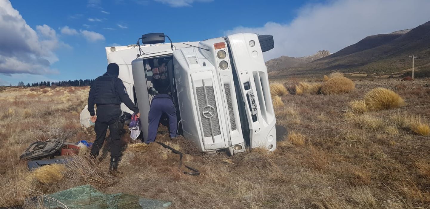 El fuerte viento produjo el vuelco de un camión en Leleque