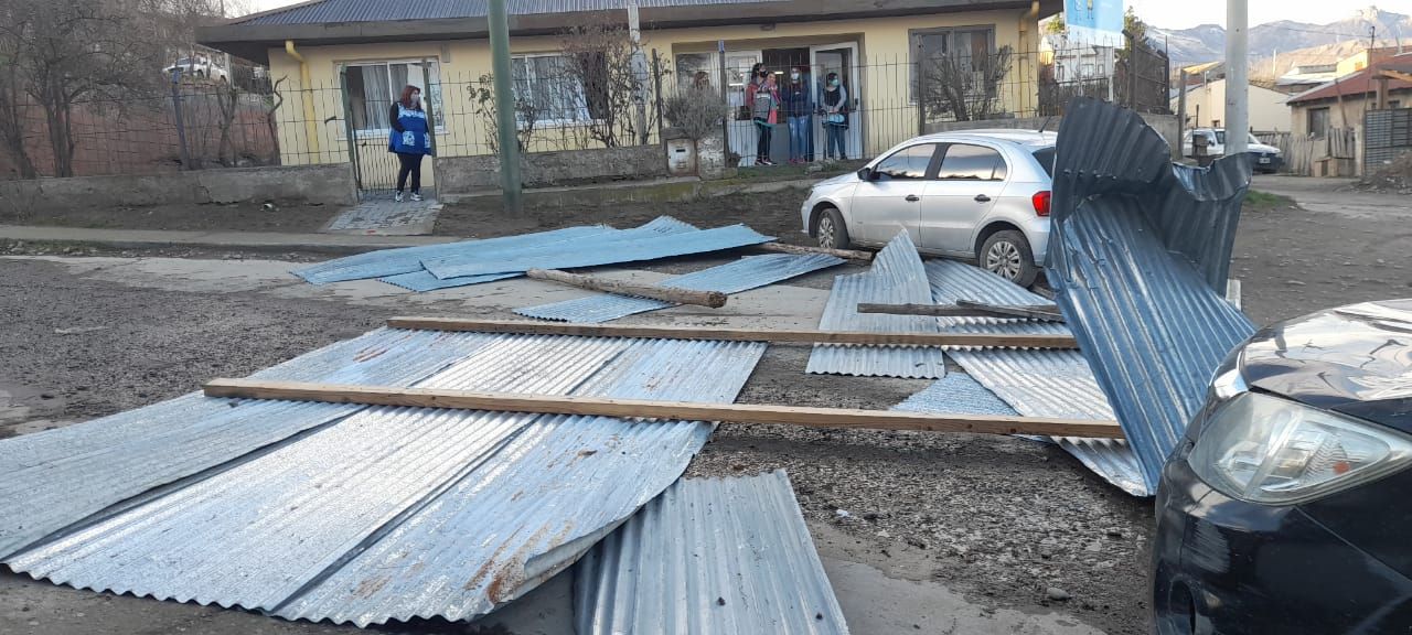 Se voló el techo de un salón y cayó sobre dos autos