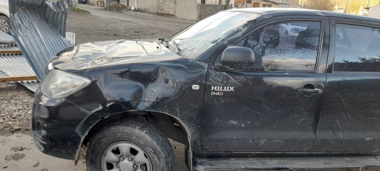 Se voló el techo de un salón y cayó sobre dos autos