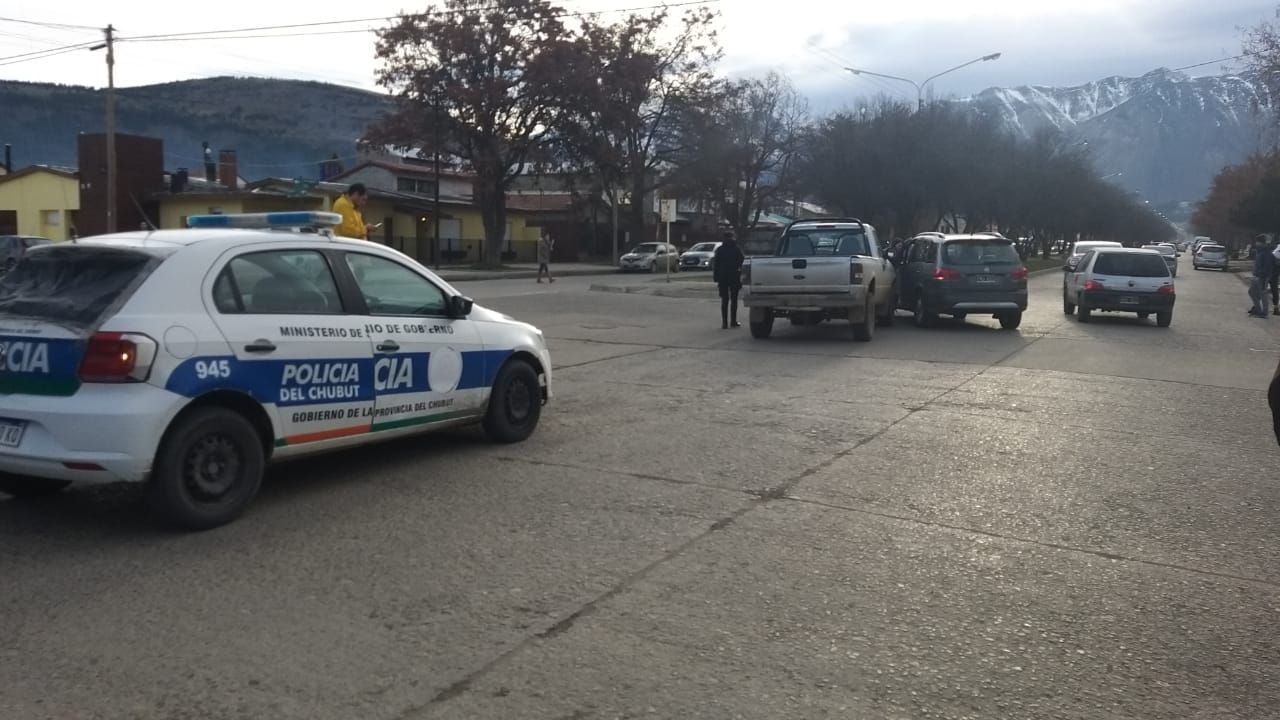 Choque entre un auto y una camioneta en Ameghino y Pellegrini