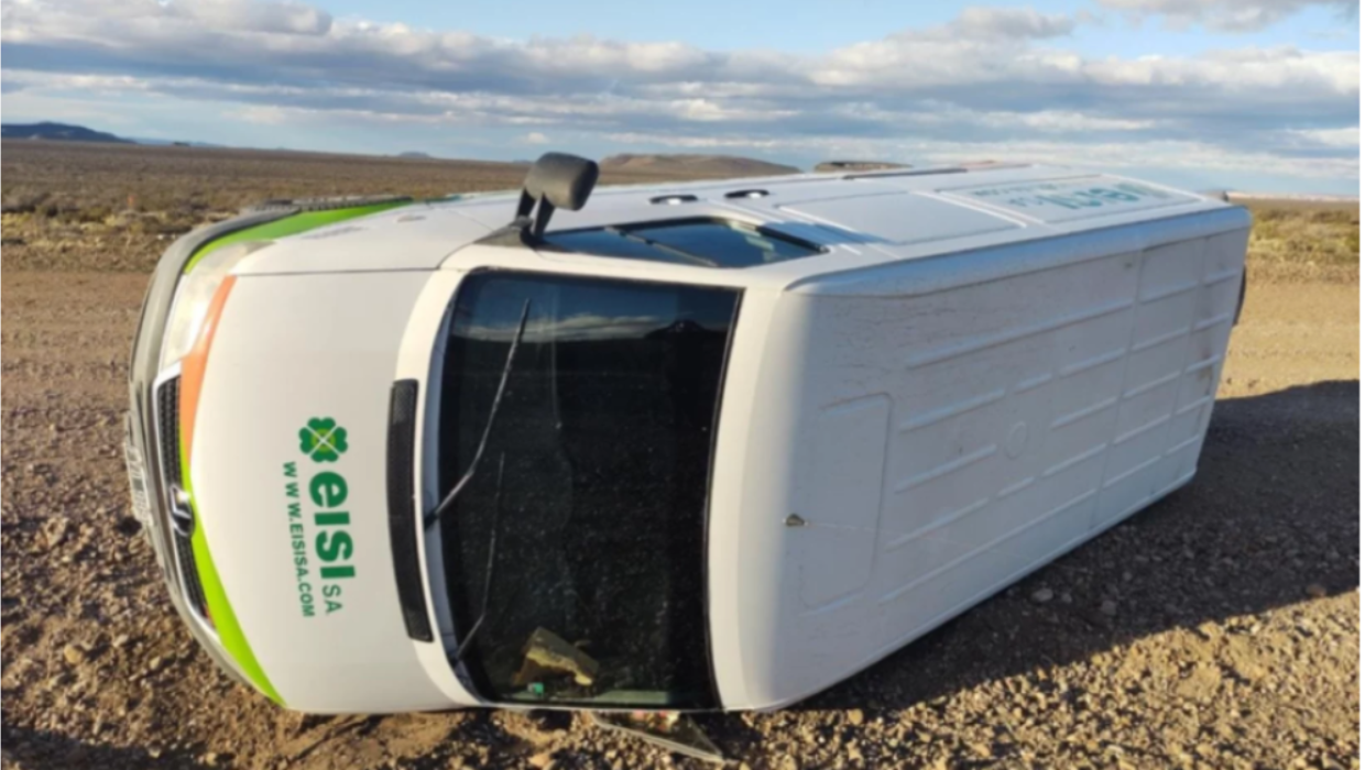 Se les cruzó un guanaco y terminaron volcando en la ruta (PH Diario El Chubut)