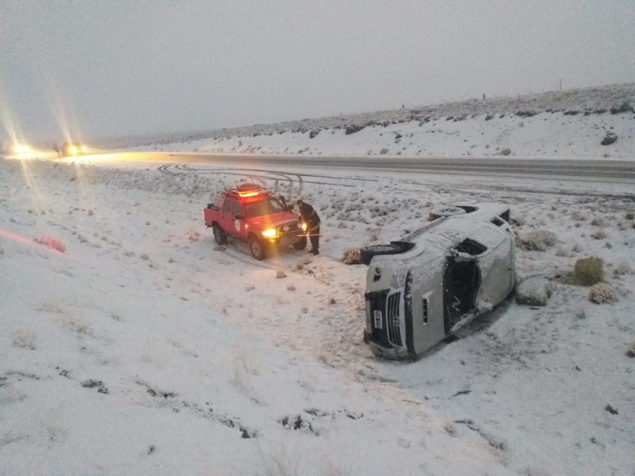 Por la nieve en la ruta 40 volcó una camioneta y hay un lesionado (Policía del Chubut)