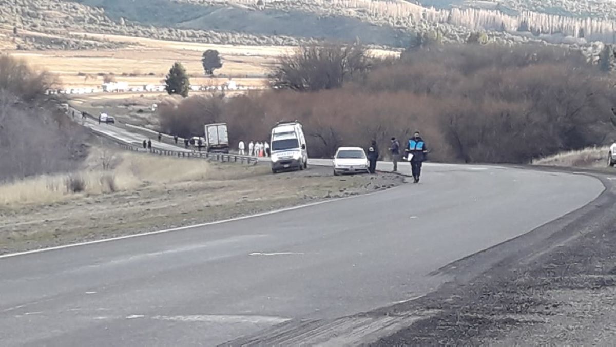 Una rueda de un camión se desprendió y chocó un auto