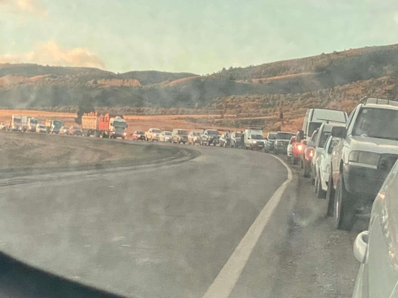 Un camión perdió una rueda y provocó un accidente