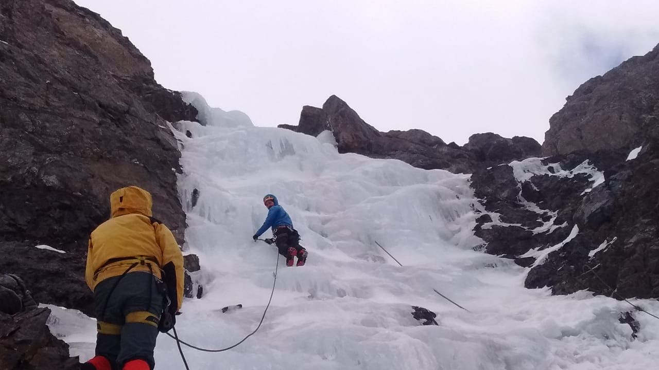 El Bolsón te propone hacer escalada en hielo en una cascada congelada