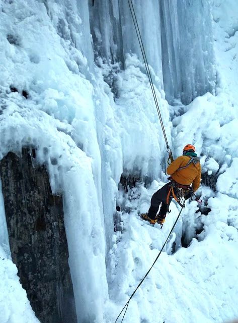 El Bolsón te propone hacer escalada en hielo en una cascada congelada
