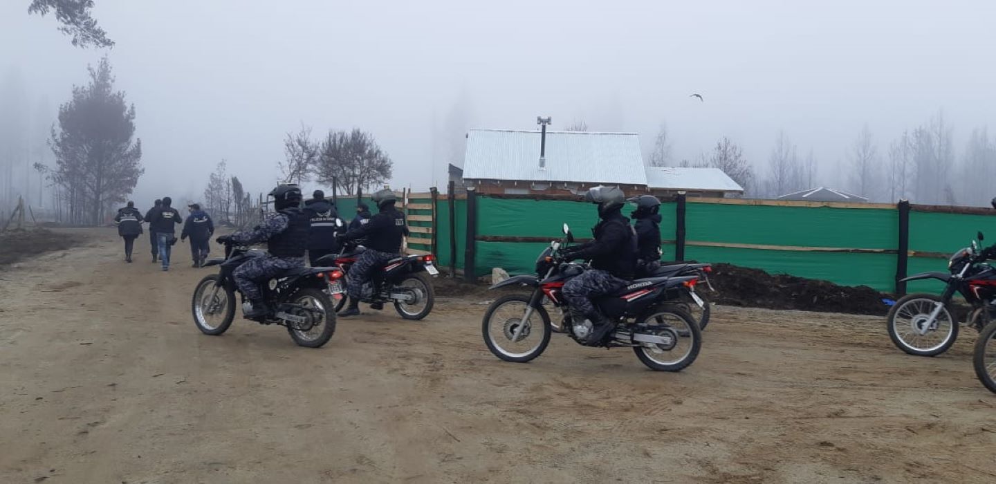 Procedimiento en Las Golondrinas: identificaron a los ocupantes de terrenos (Noticias del Bolsón)