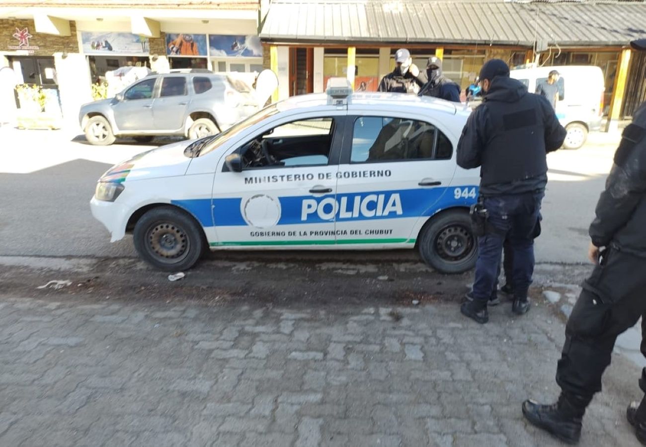 Los encontraron intentando robar una casa en pleno centro de Esquel (Policía del Chubut)