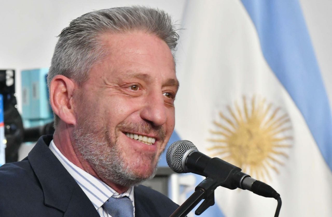 Arcioni confirmó el pago de salarios a estatales de Chubut para la próxima