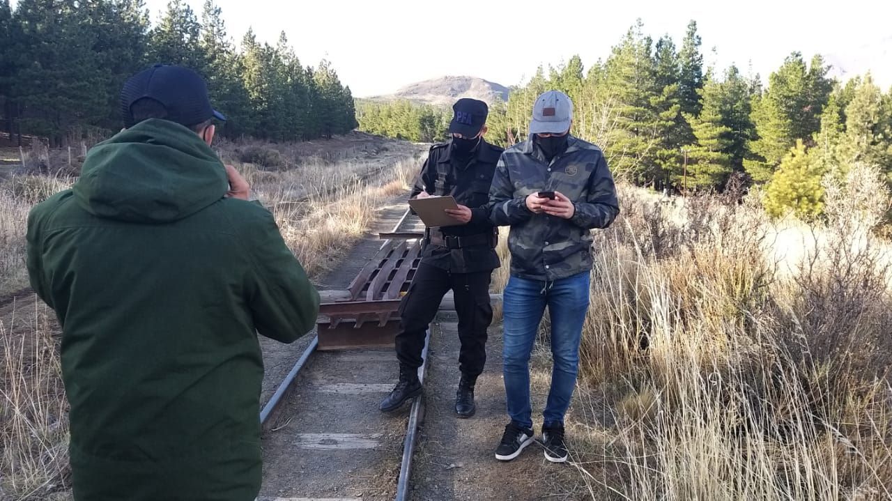 Esquel: Aparecieron rocas, un guardaganado y palos obstaculizando las vías de La Trochita