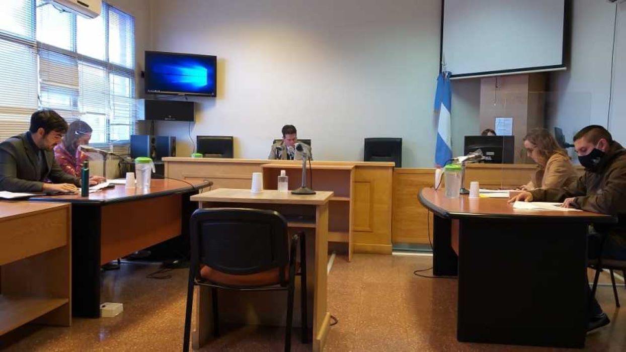 Esquel: Un policía a juicio por allanamiento y privación ilegal de la libertad