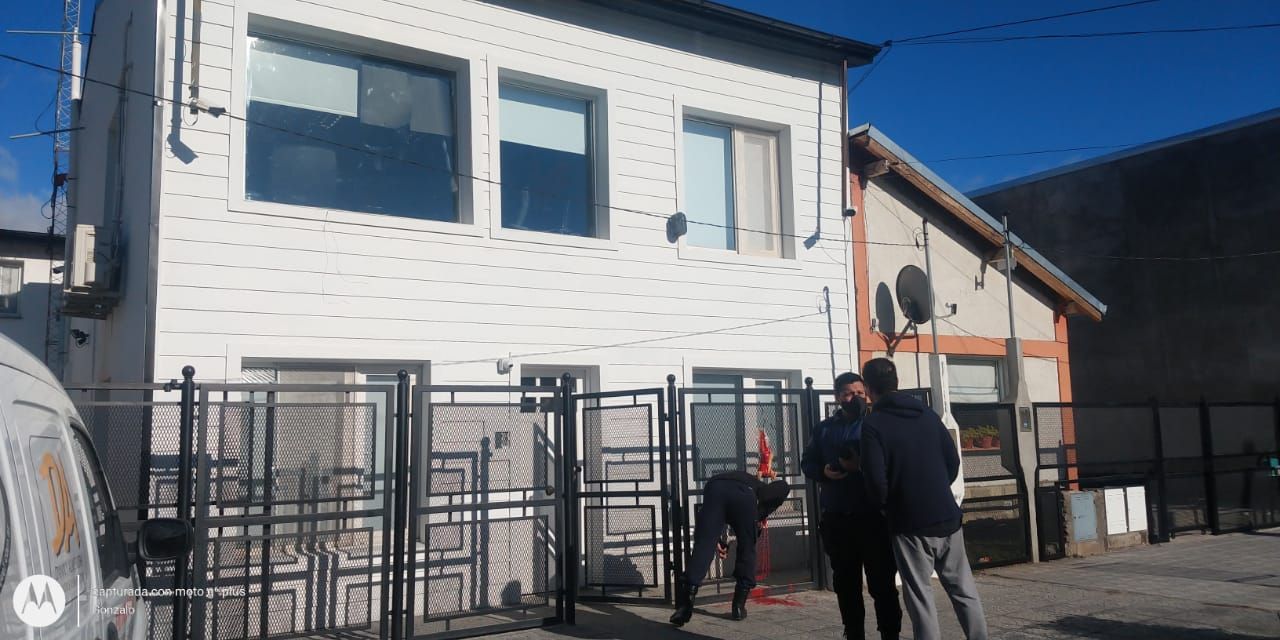 Dejaron un pollo colgado en la puerta de una radio y denunciaron amenazas