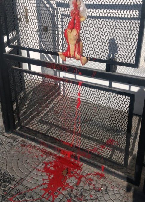 Dejaron un pollo colgado en la puerta de una radio y denunciaron amenazas