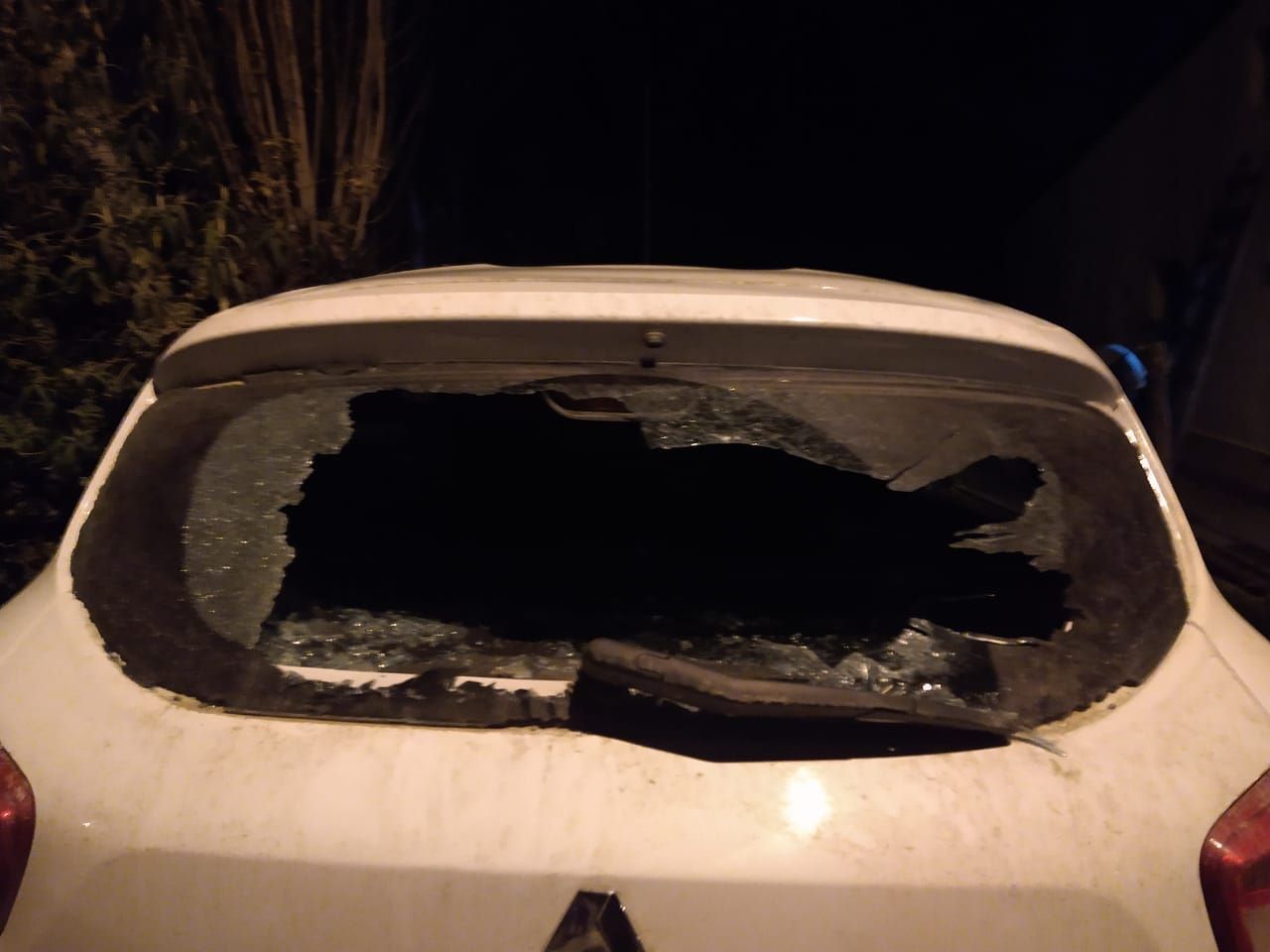 Fue a cobrar una "cuenta" a la medianoche, no encontró al deudor y rompió un auto