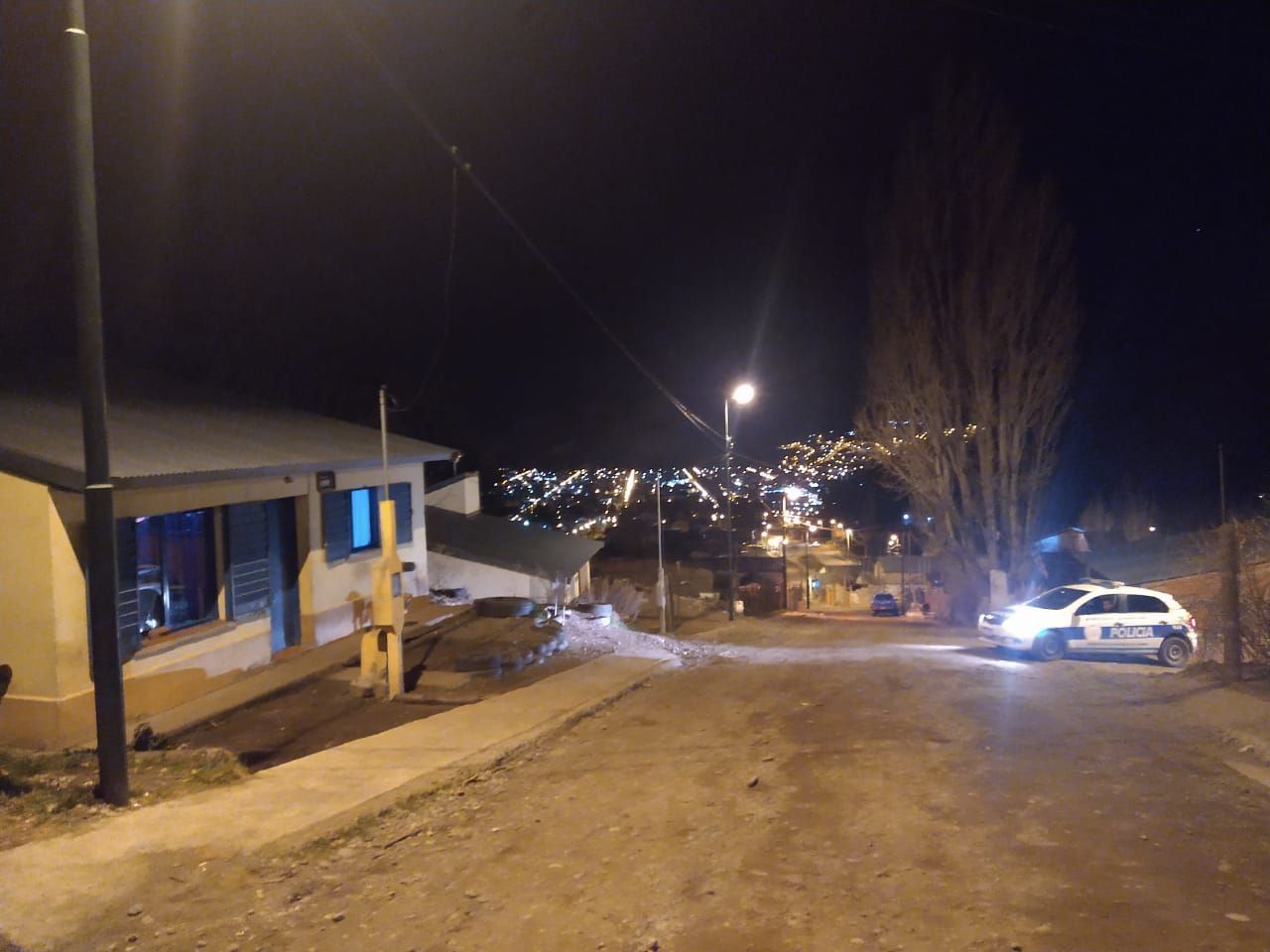 Fue a cobrar una "cuenta" a la medianoche, no encontró al deudor y rompió un auto