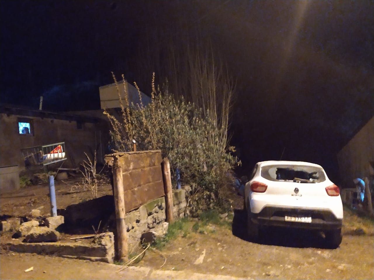 Fue a cobrar una "cuenta" a la medianoche, no encontró al deudor y rompió un auto