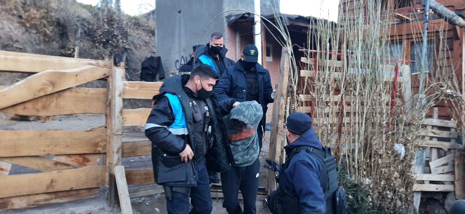 Cuatro allanamientos y una detención por un violento robo en el Barrio Matadero