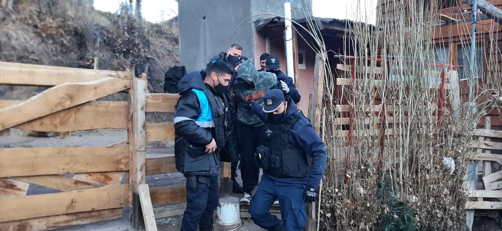 Cuatro allanamientos y una detención por un violento robo en el Barrio Matadero