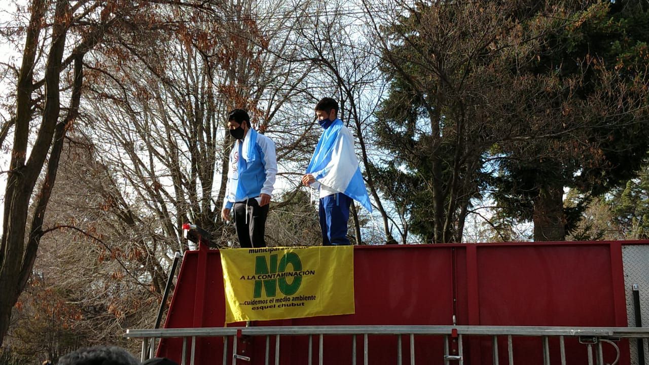 Ovación en la llegada de "Coco" Muñoz y Rodrigo Peláez a Esquel