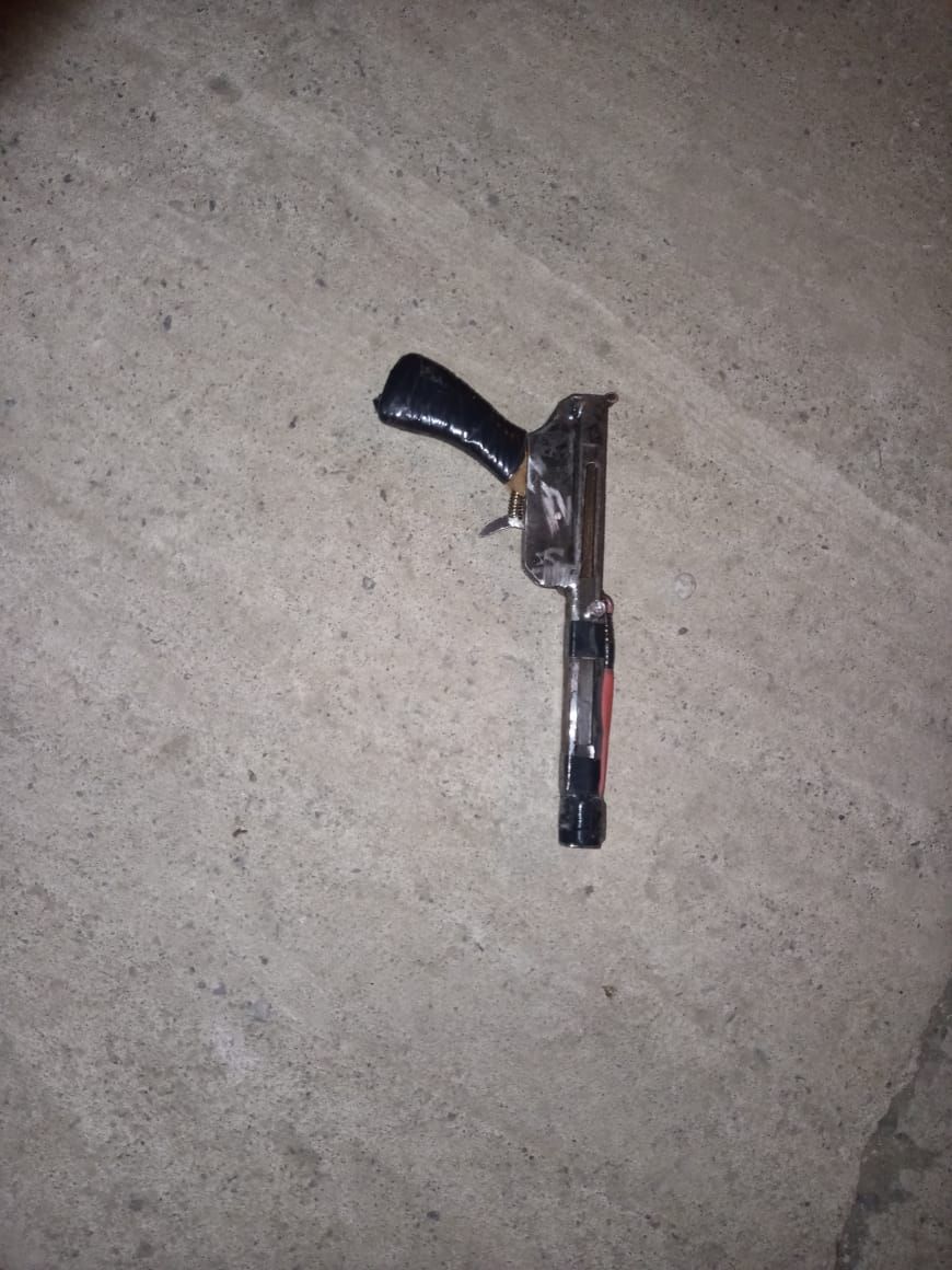 Detuvieron una joven que llevaba una tumbera en la cintura