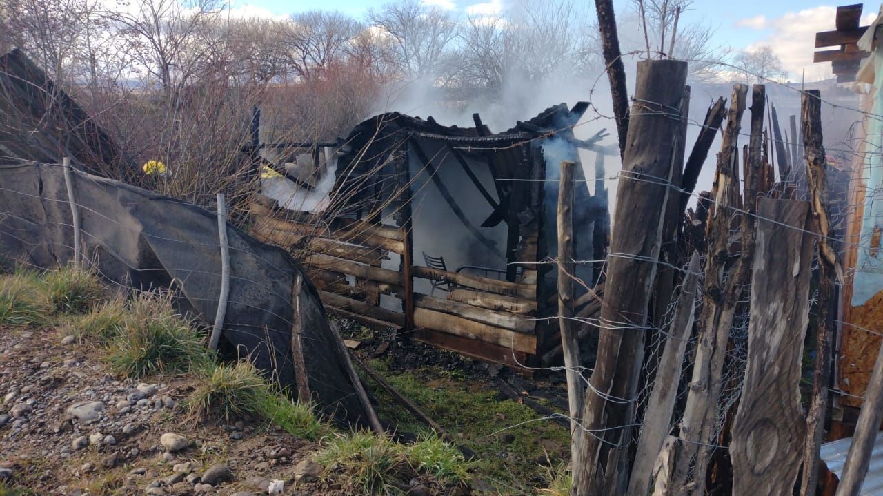 Un incendio consumió una precaria casilla de madera en Trevelin