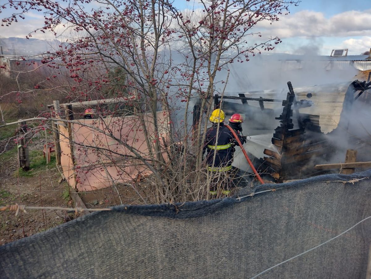 Un incendio consumió una precaria casilla de madera en Trevelin