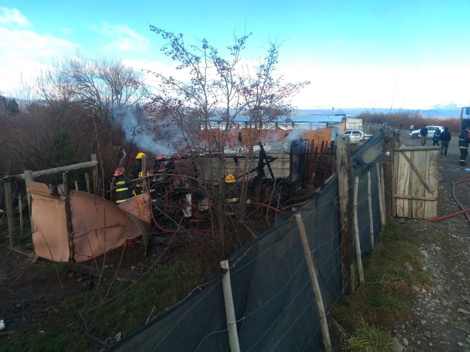 Un incendio consumió una precaria casilla de madera en Trevelin