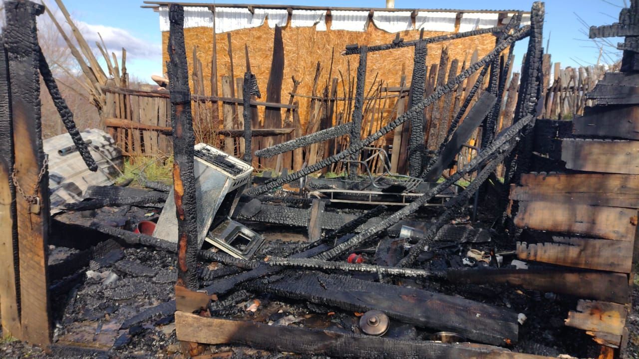 Un incendio consumió una precaria casilla de madera en Trevelin