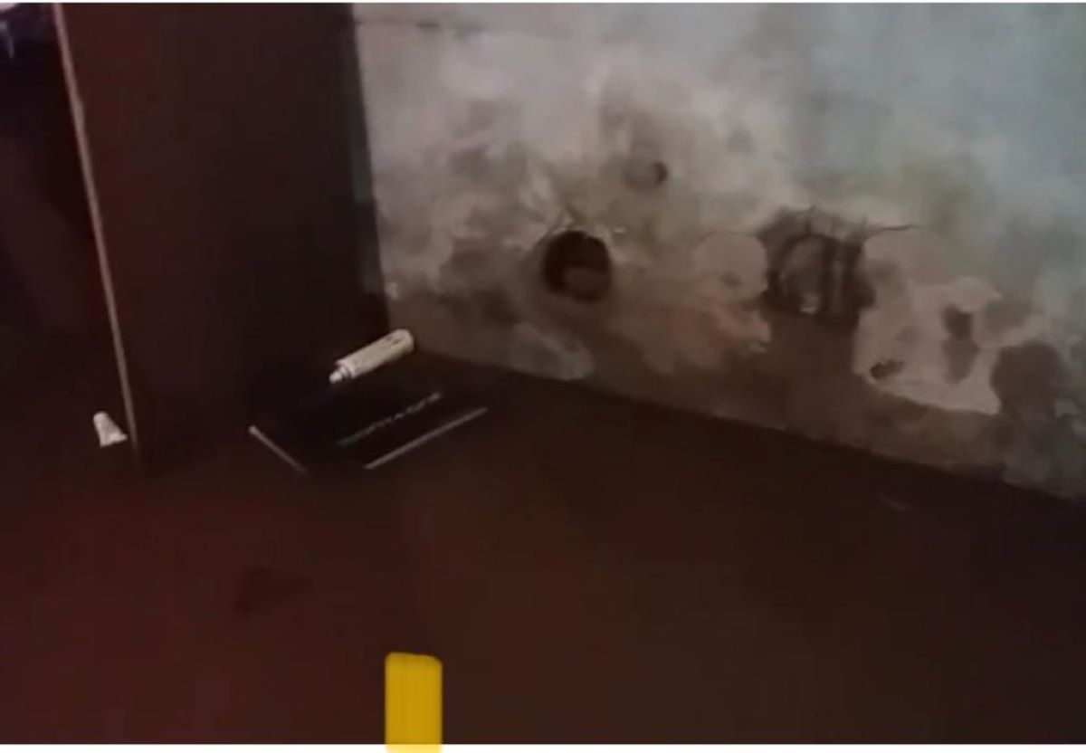 Barrio Ceferino: Un desmoronamiento rompió un caño y afectó una casa