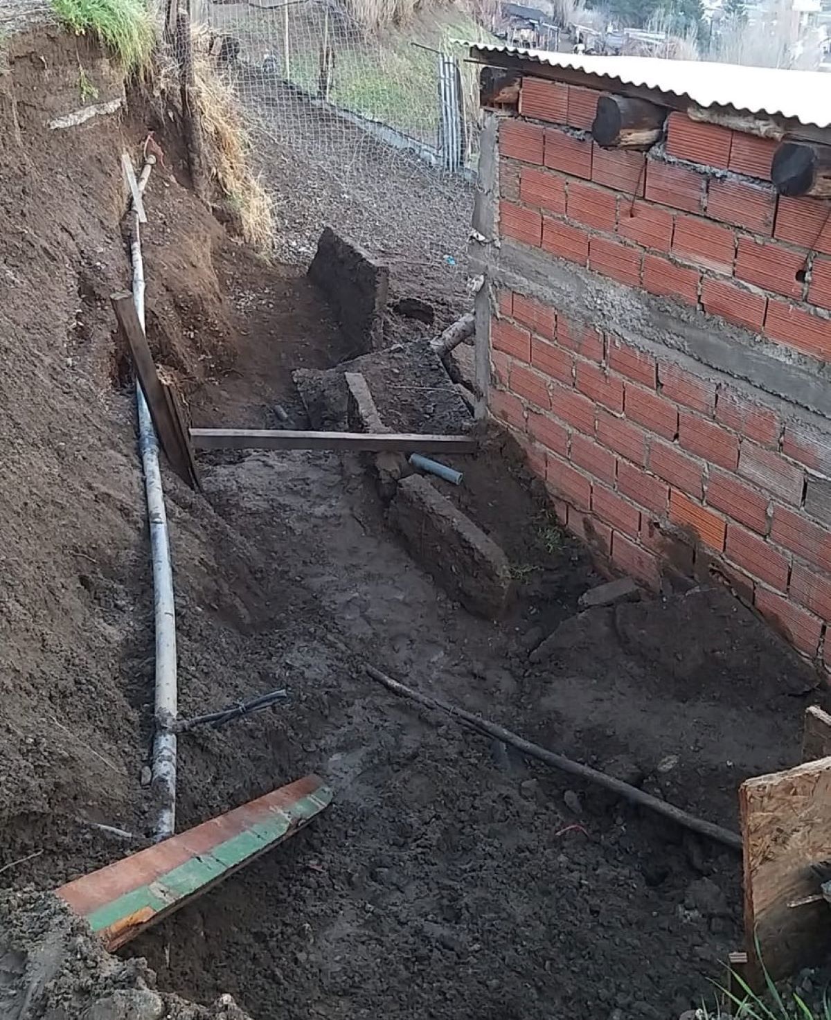 Barrio Ceferino: Un desmoronamiento rompió un caño y afectó una casa