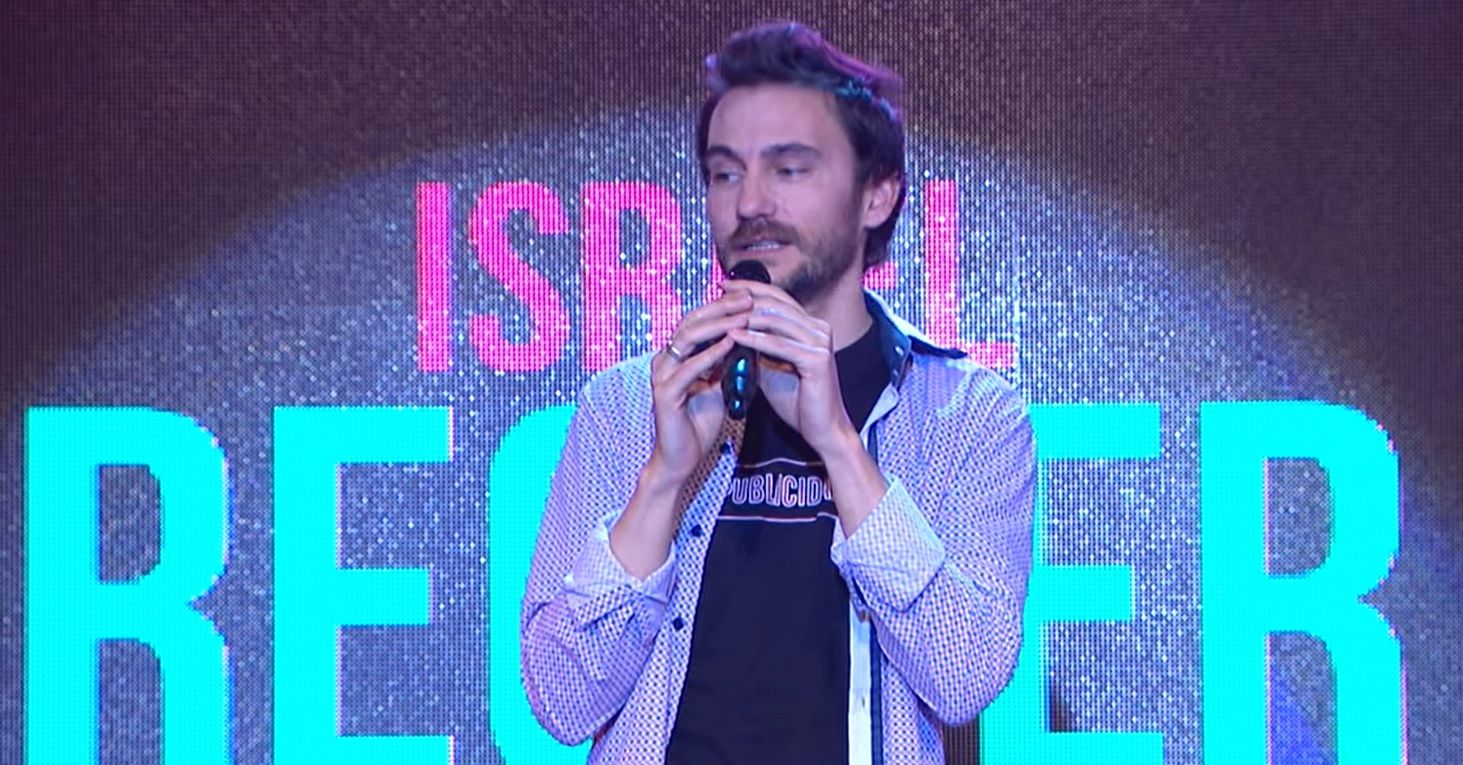 Israel Regner se presentará esta noche junto al grupo de alumnos que concluyó el primer curso de stand up. (Hora de Reír - Canal 9)
