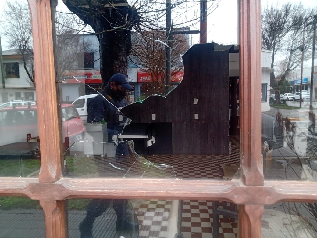 Esquel: comercios amanecieron con las vidrieras dañadas