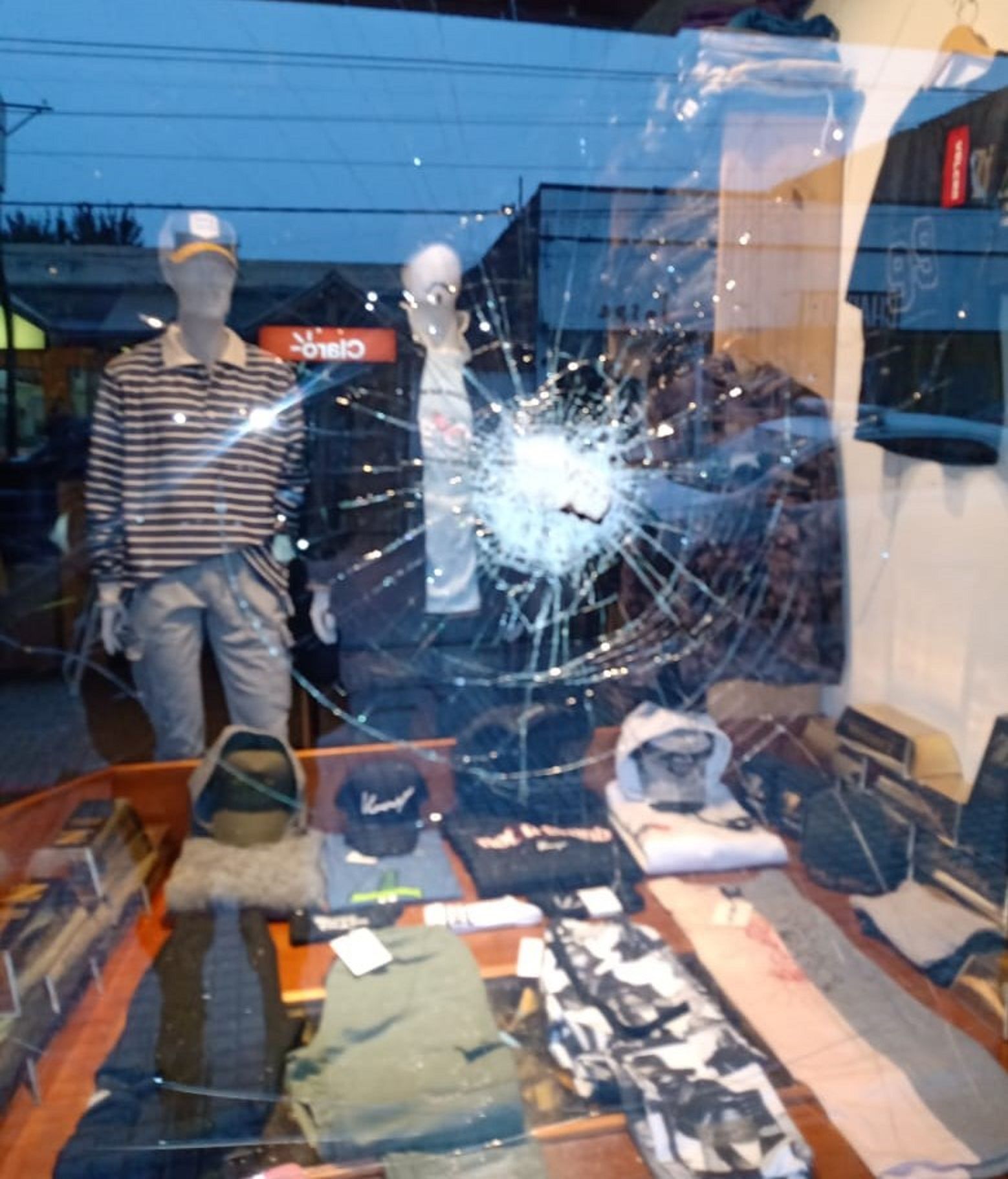 Esquel: comercios amanecieron con las vidrieras dañadas