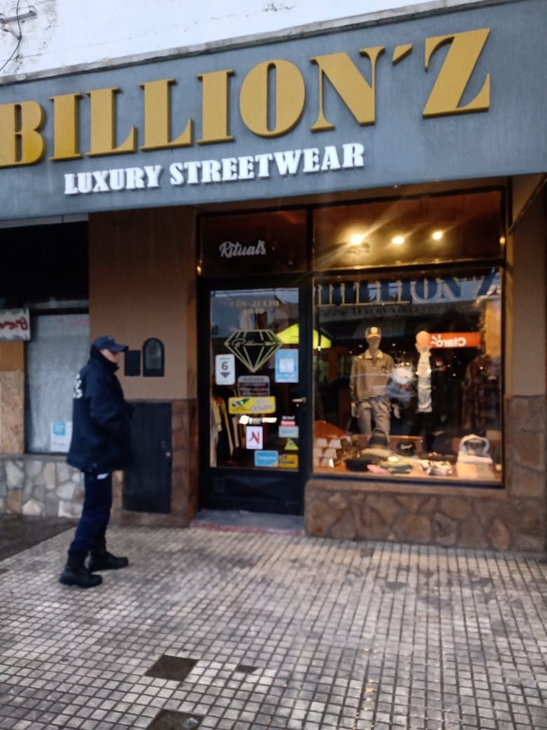 Esquel: comercios amanecieron con las vidrieras dañadas