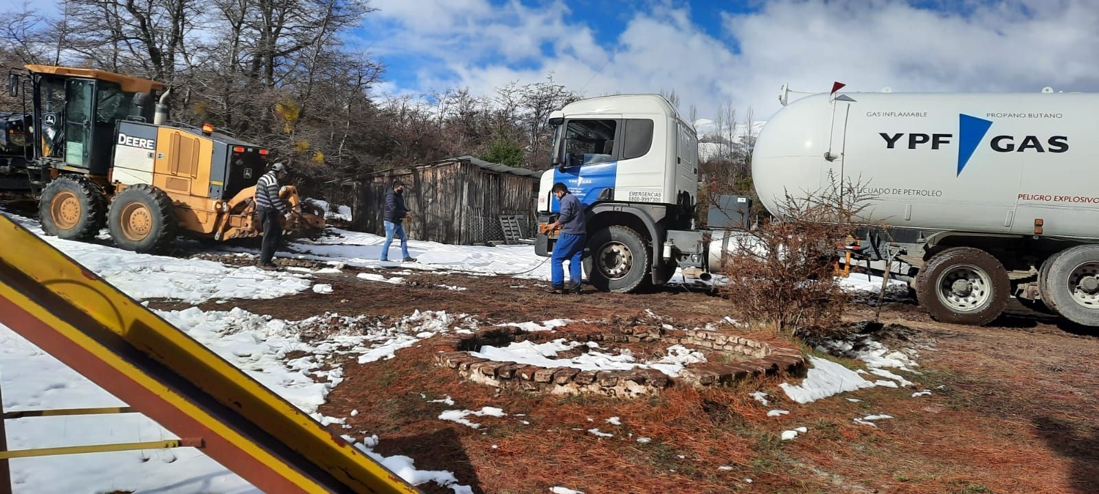 Sierra Colorada: Auxiliaron a transporte de combustible que quedó encajado (Municipalidad de Trevelin)