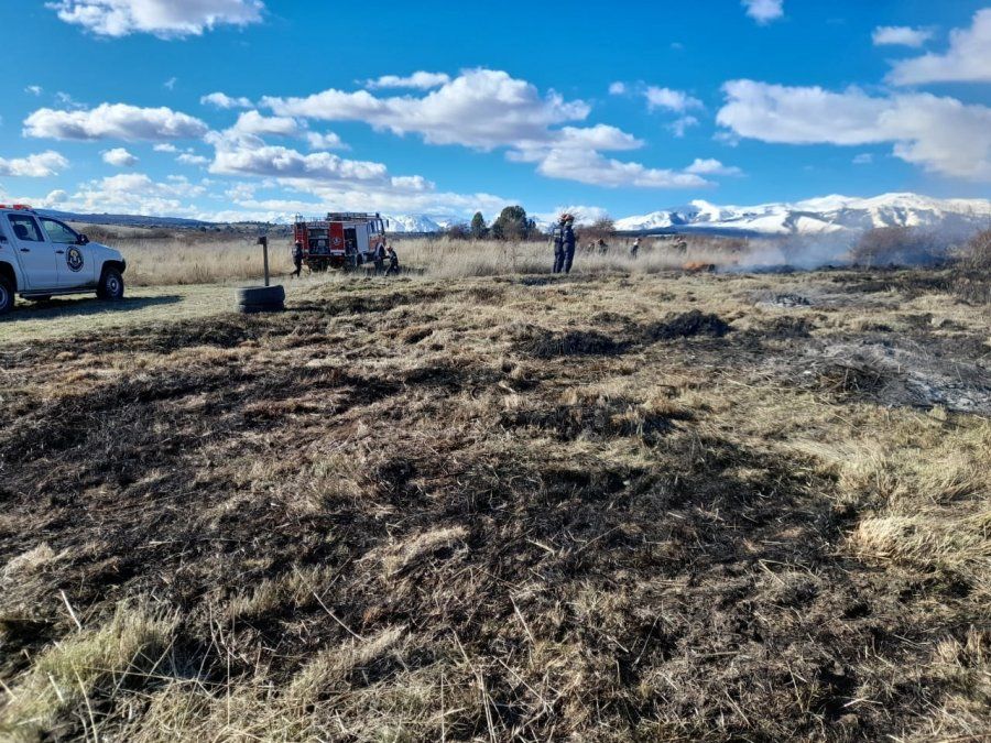 Trevelin: el incendio de un pastizal causó alarma
