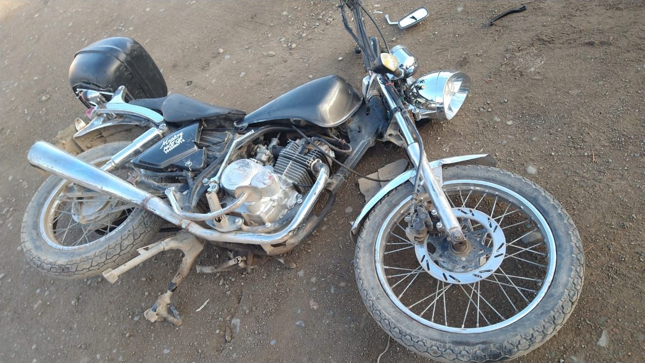 Choque entre una moto y un auto dejó un conductor lesionado