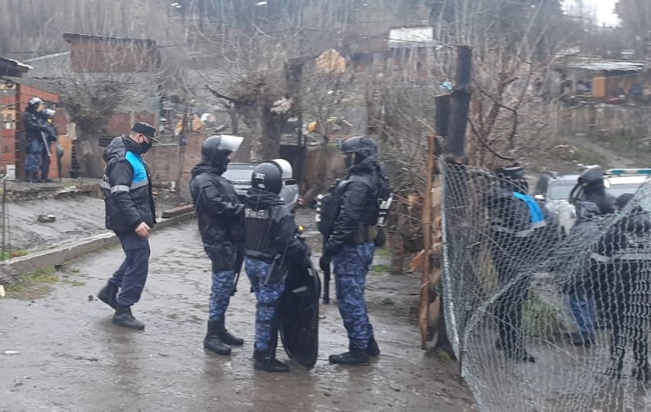 La Policía realizó un allanamiento por drogas en un barrio de Esquel
