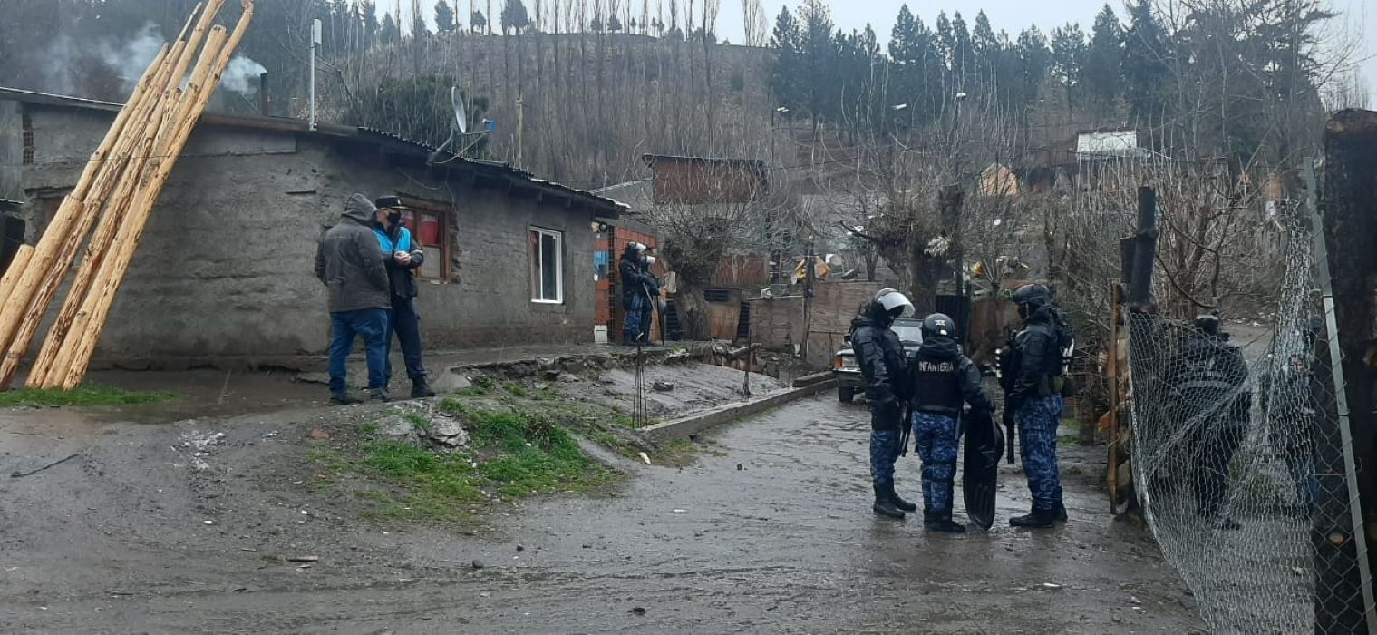 La Policía realizó un allanamiento por drogas en un barrio de Esquel
