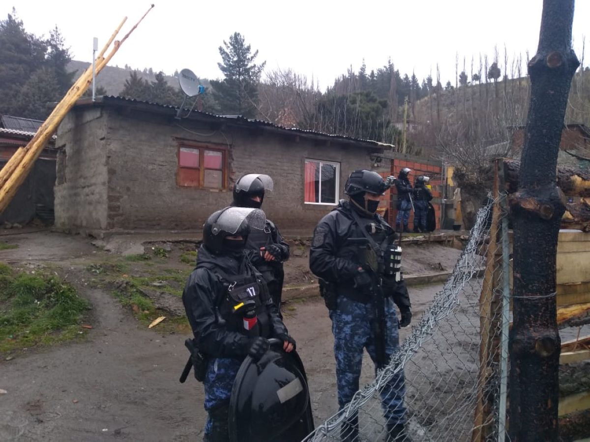 La Policía realizó un allanamiento por drogas en un barrio de Esquel